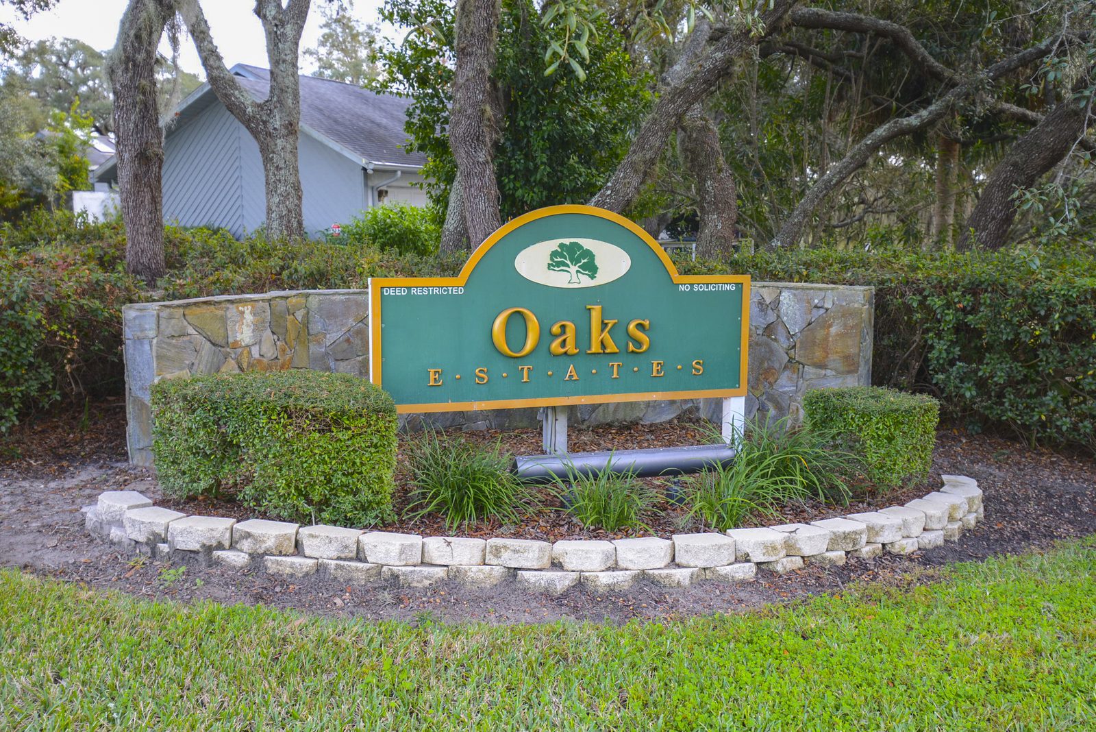 Oaks Estates entrance sign